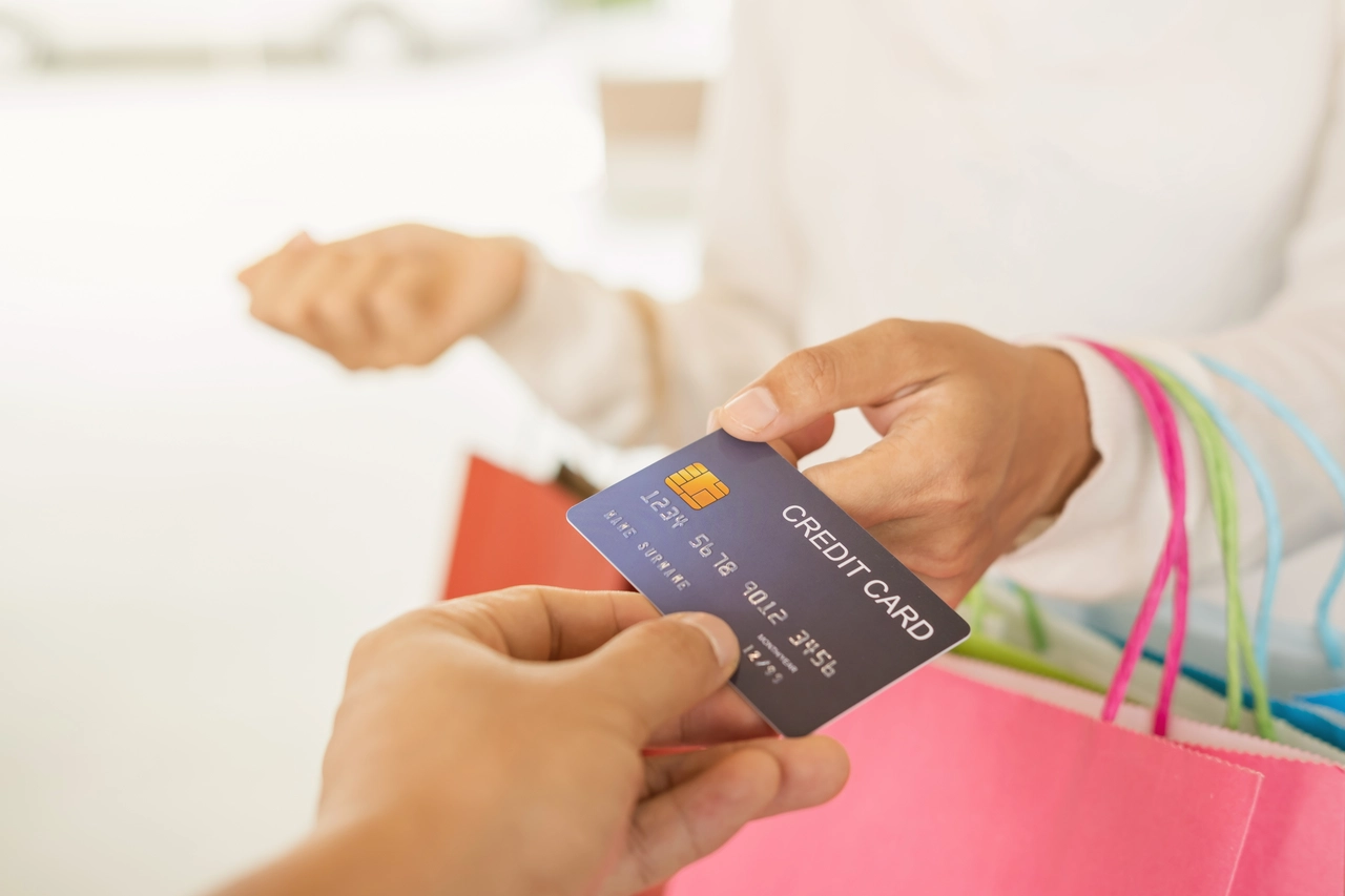 Quanto costa davvero mantenere una carta di credito? Tutto quello che c’è da sapere sui canoni annuali