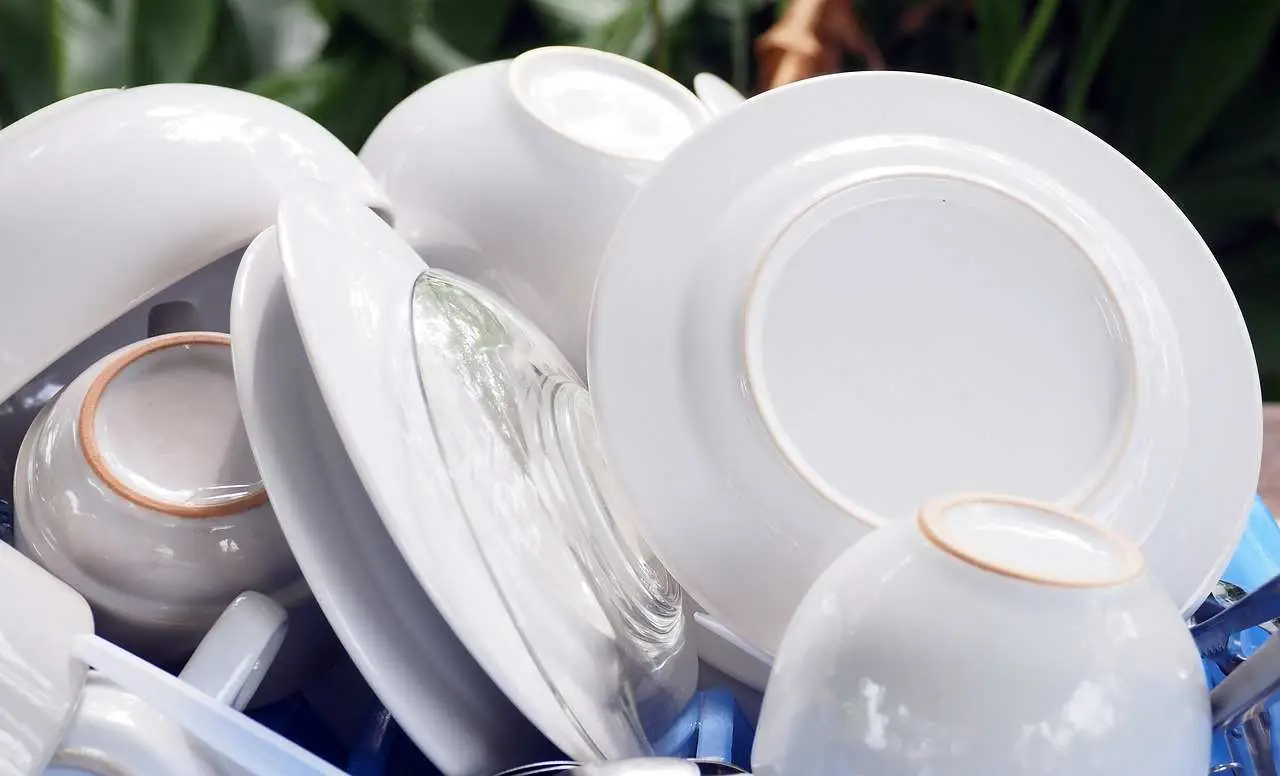 Sgrassare le stoviglie in modo efficace: i metodi migliori per una pulizia impeccabile in cucina