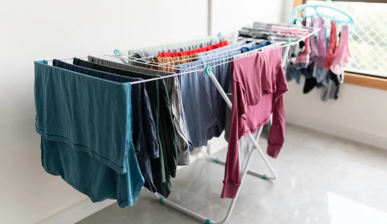 Come appendere correttamente i pantaloni ad asciugare: consigli pratici per evitare pieghe e cattivi odori