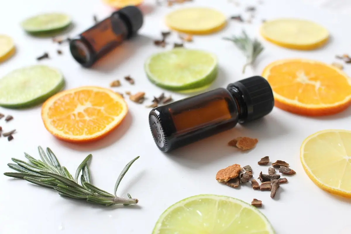 Oli essenziali per purificare l’aria in casa: quali scegliere e come usarli per un ambiente più sano