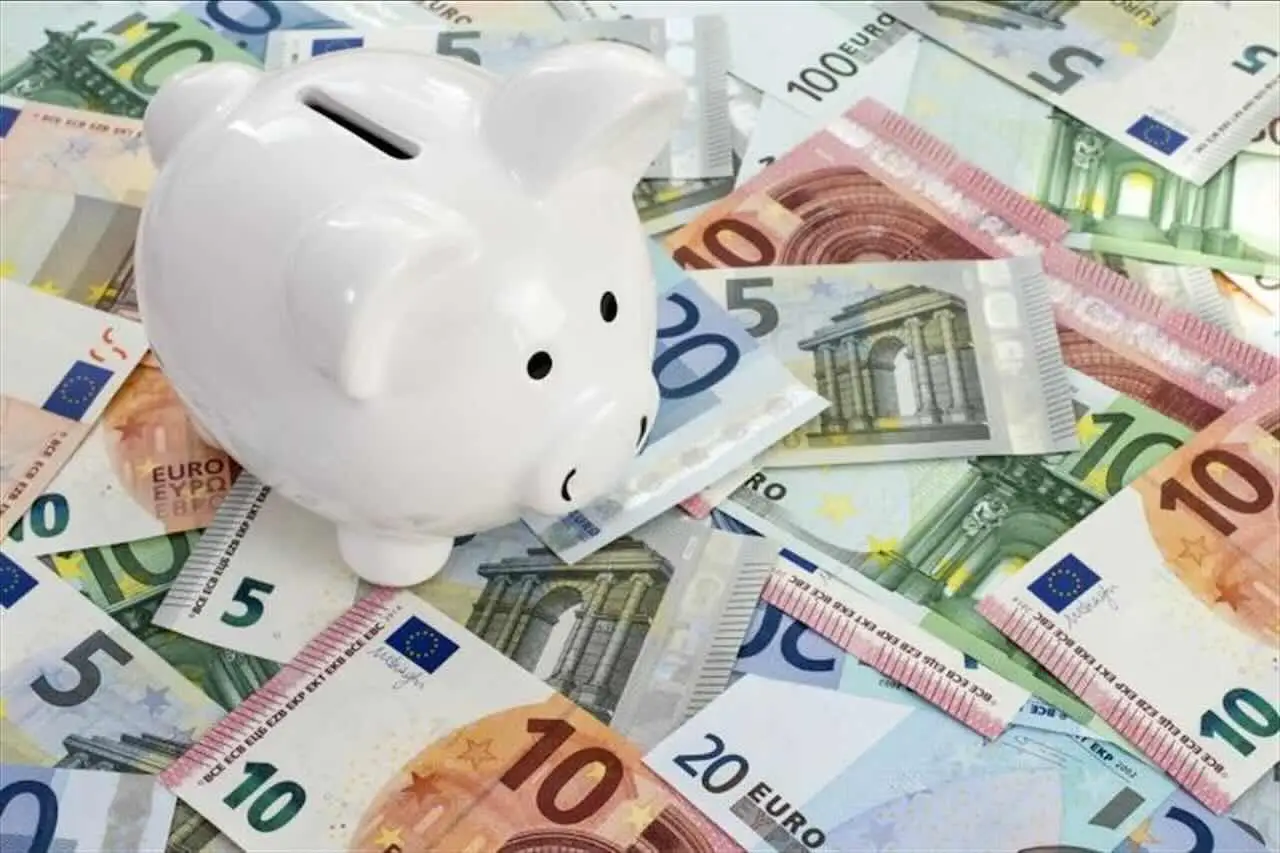 Risparmiare contanti in casa: quanto denaro si può tenere legalmente e quali sono i rischi