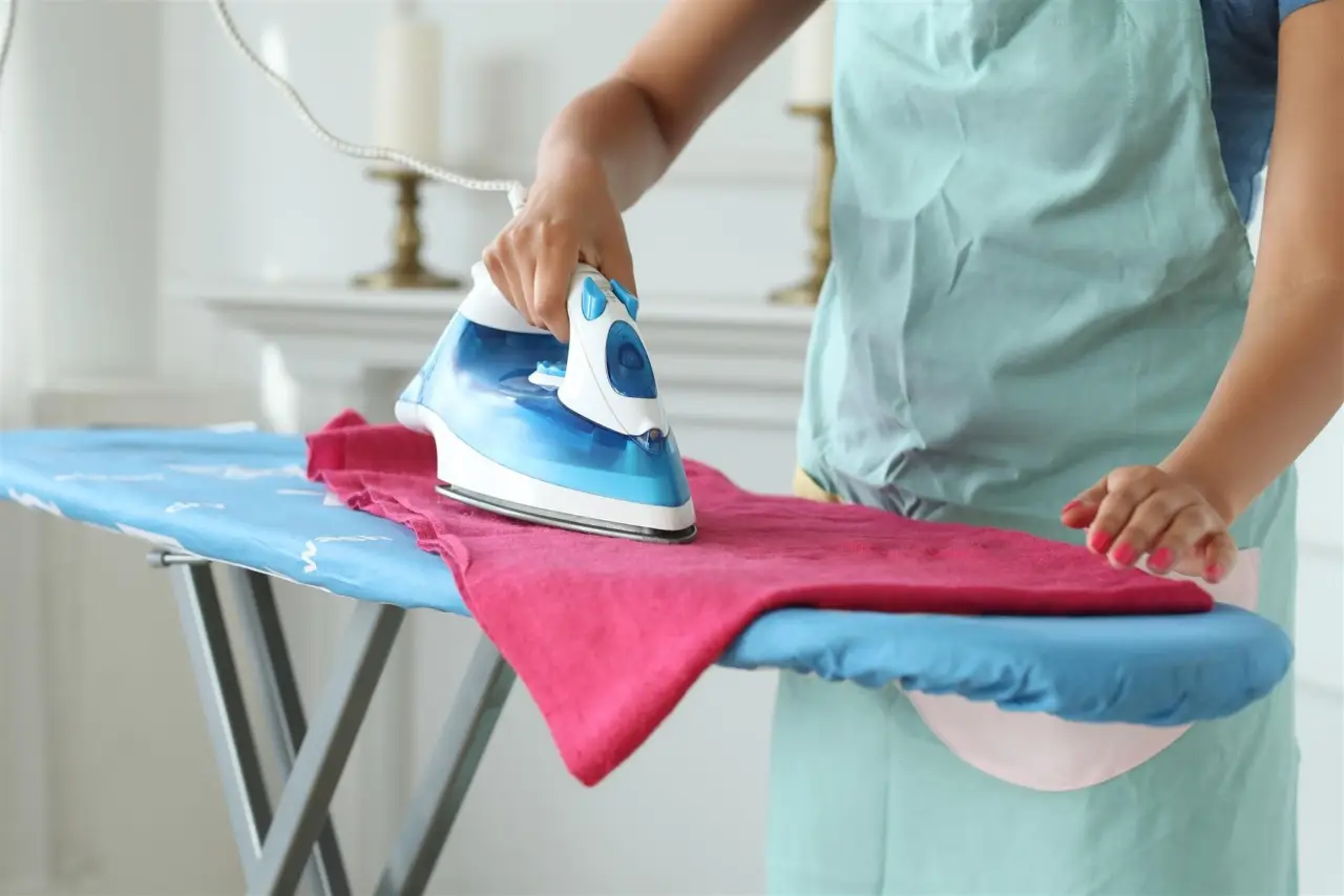 Stirare per risparmiare energia: quando è il momento migliore e quali sono i trucchi per ridurre i consumi in casa