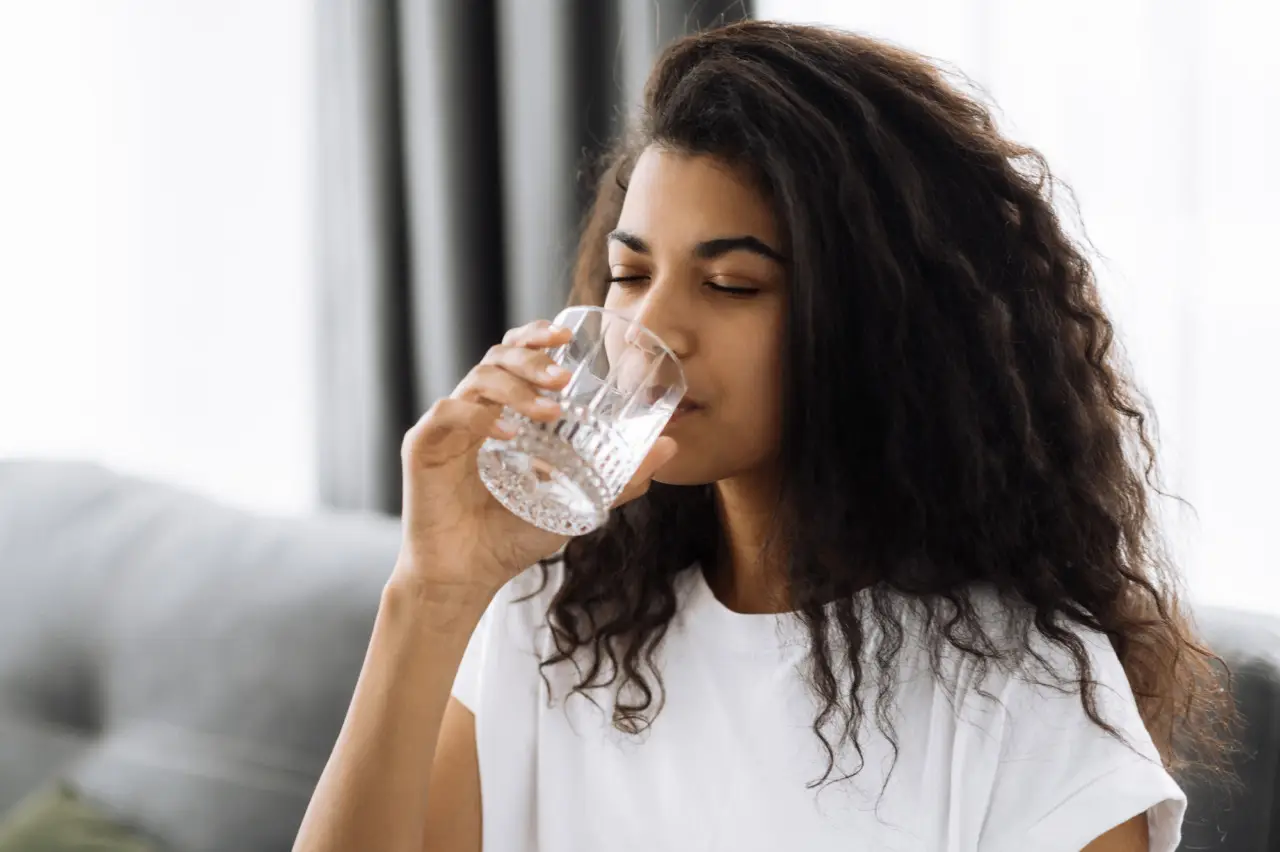 Il trucco per bere più acqua ogni giorno: ecco cosa aggiungere per renderla irresistibile