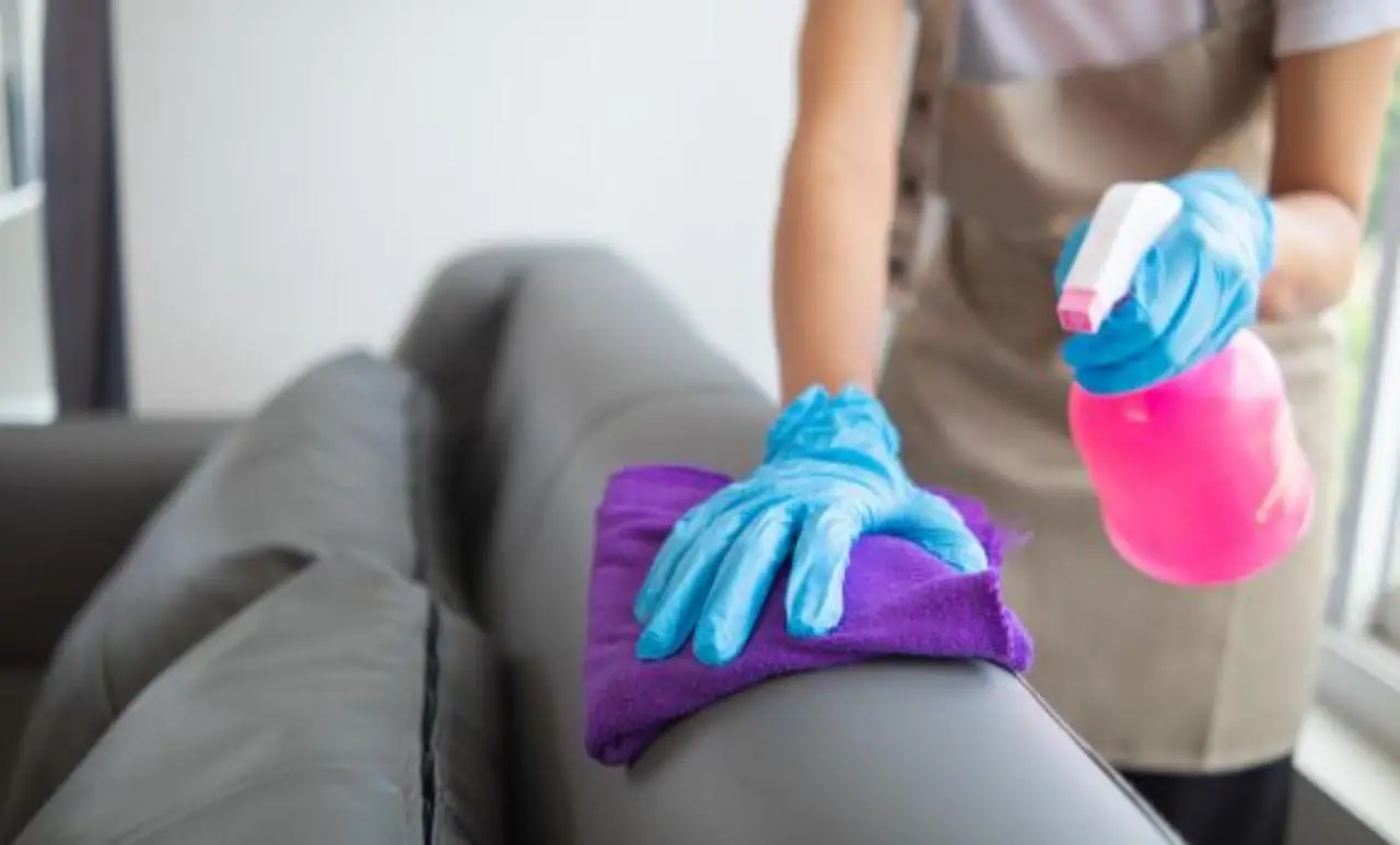 Come eliminare le macchie dai braccioli del divano: ecco il metodo che funziona
