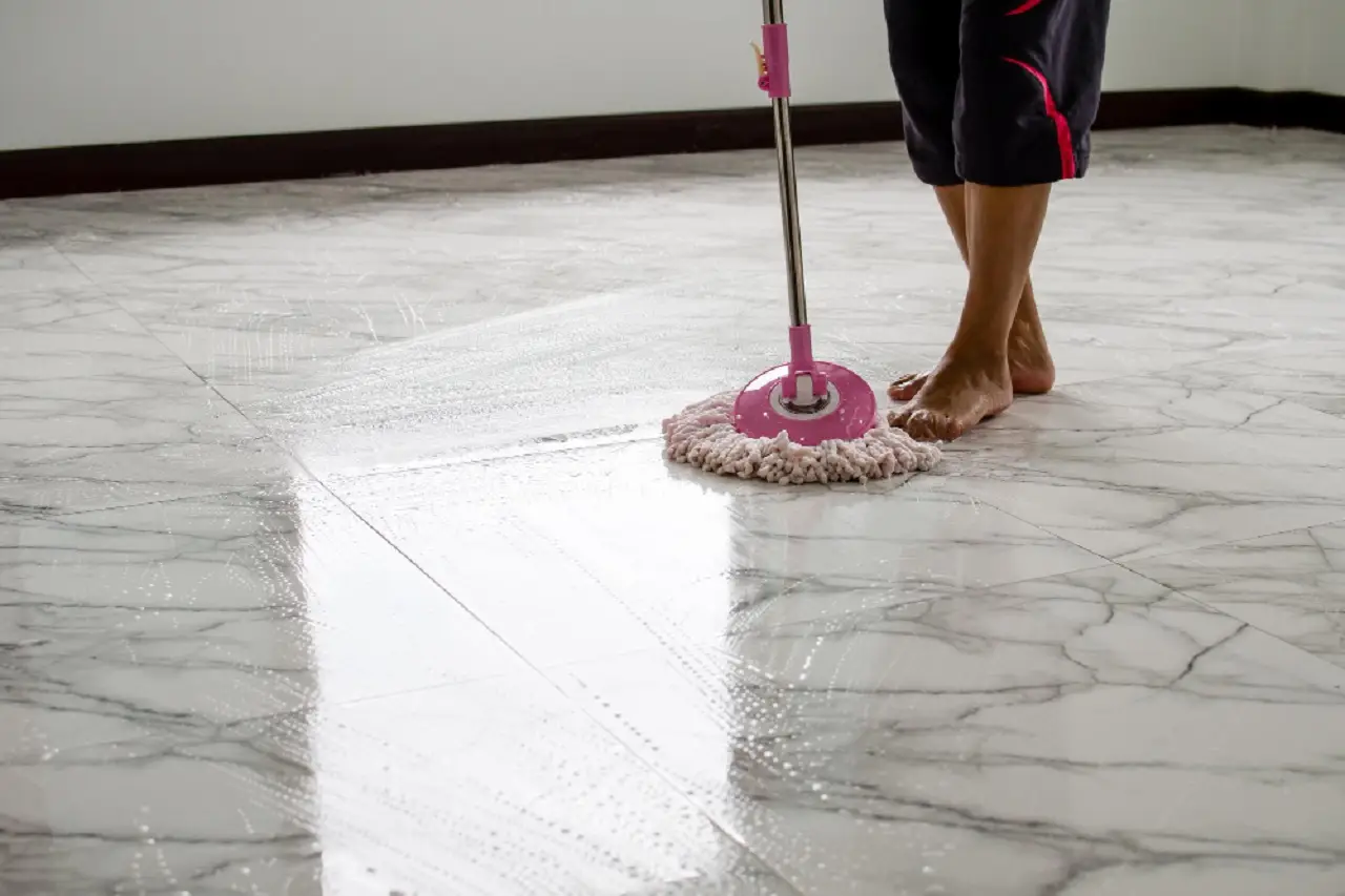 5 trucchetti semplici per pavimenti splendenti: come pulire in modo naturale senza fatica