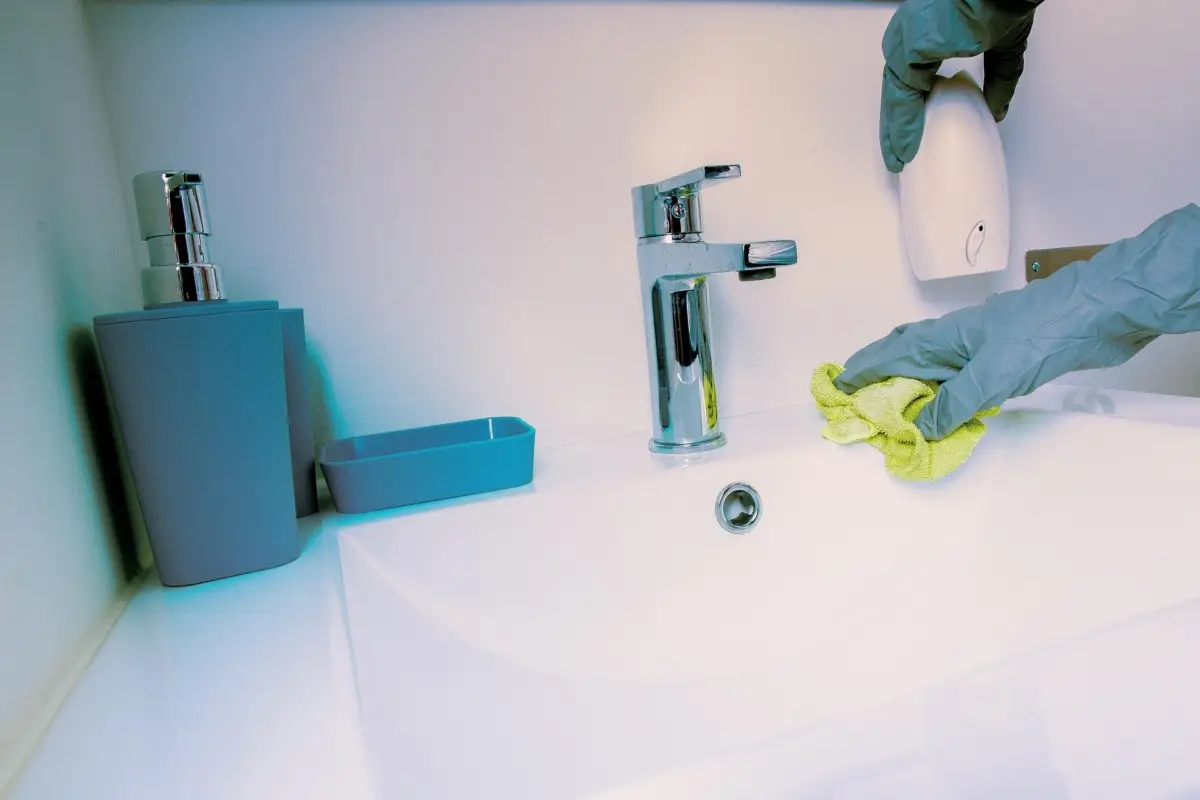 Come disinfettare il bagno usando solo l’aceto: ecco i 3 passaggi