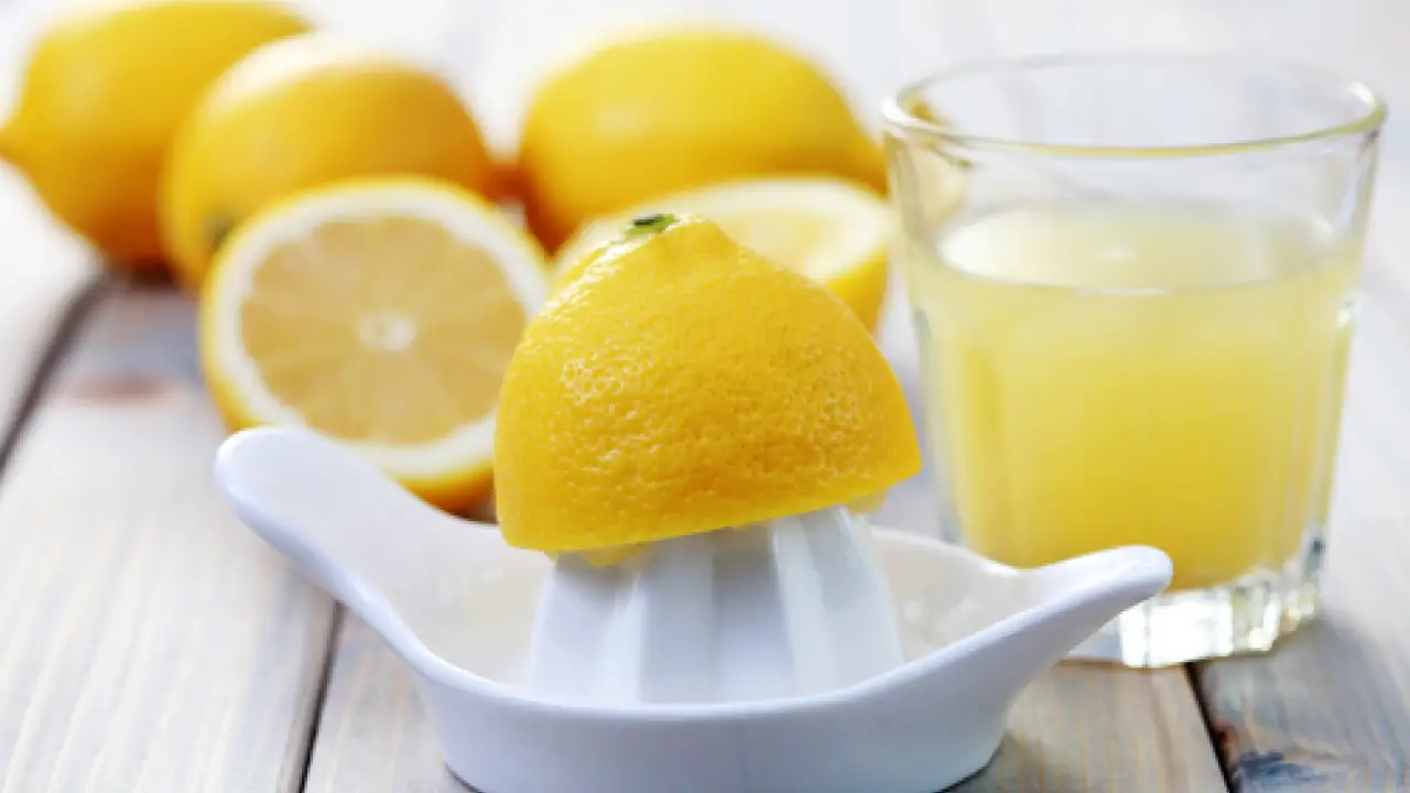 Il succo di limone: il disinfettante naturale che forse non conosci per le superfici