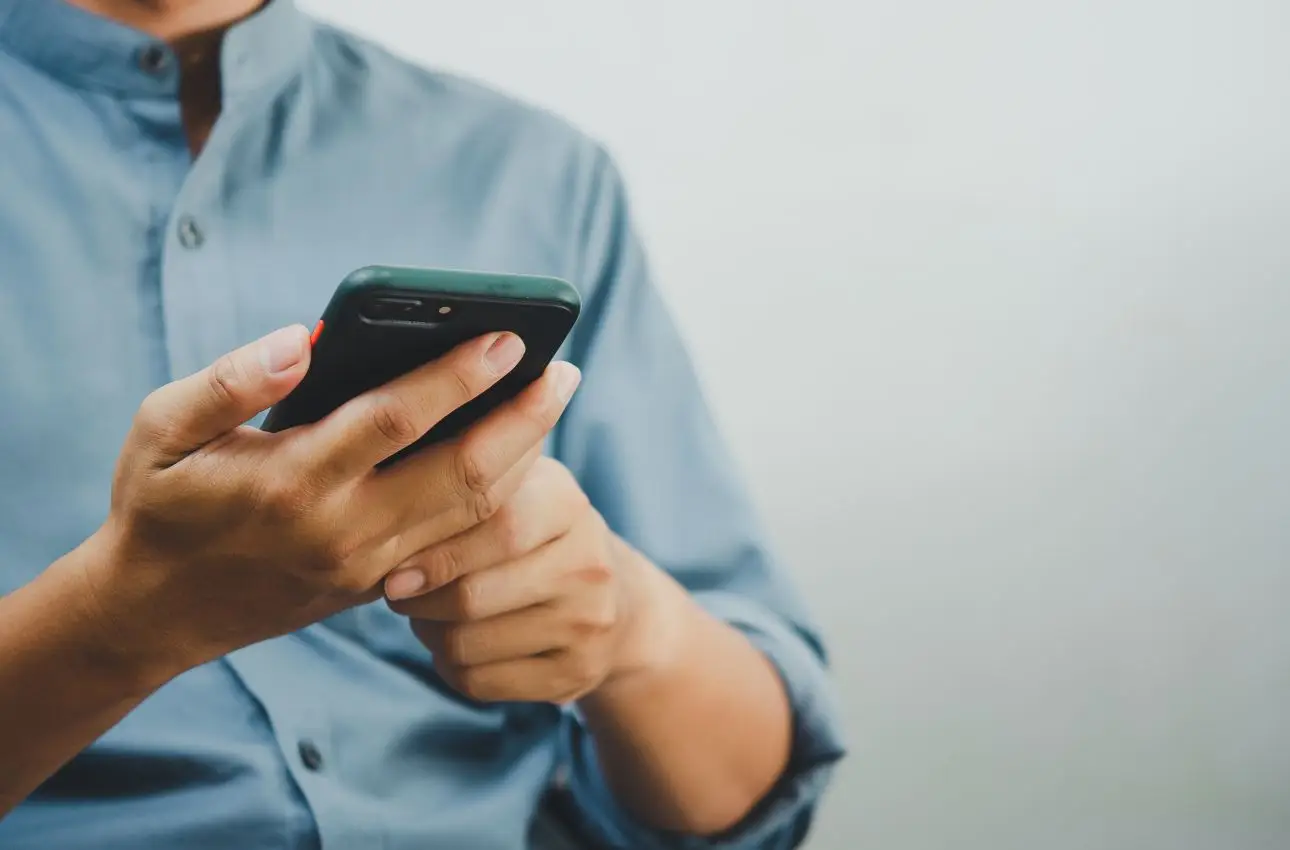 Hai mai pensato che il tuo cellulare sia più sporco del tavolo della cucina? Ecco come disinfettarlo gratis