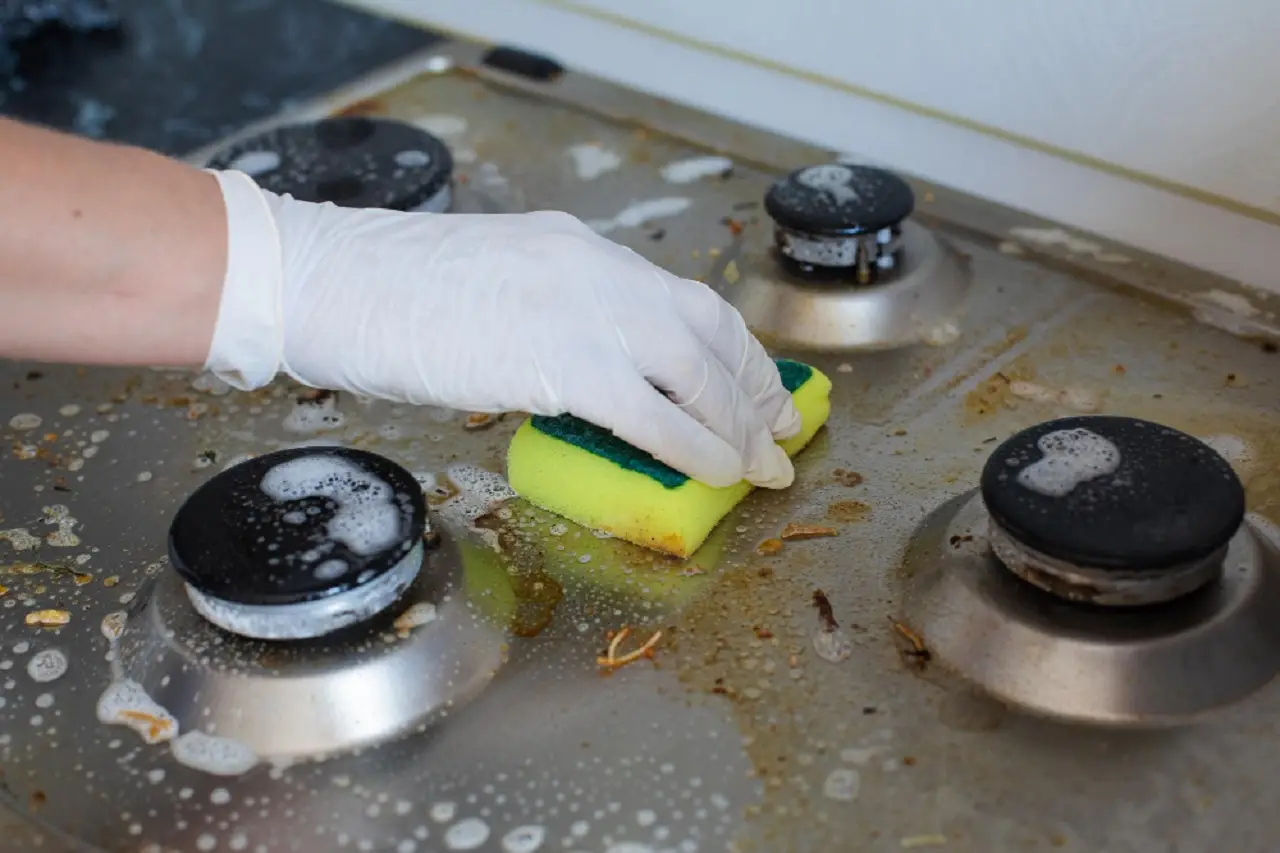 Smetti di pulire la cucina in questo modo: ecco il metodo professionale per igienizzarla davvero