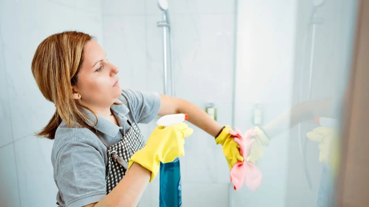 Lavori nelle pulizie? Ecco la paga minima che devi ricevere per legge ora