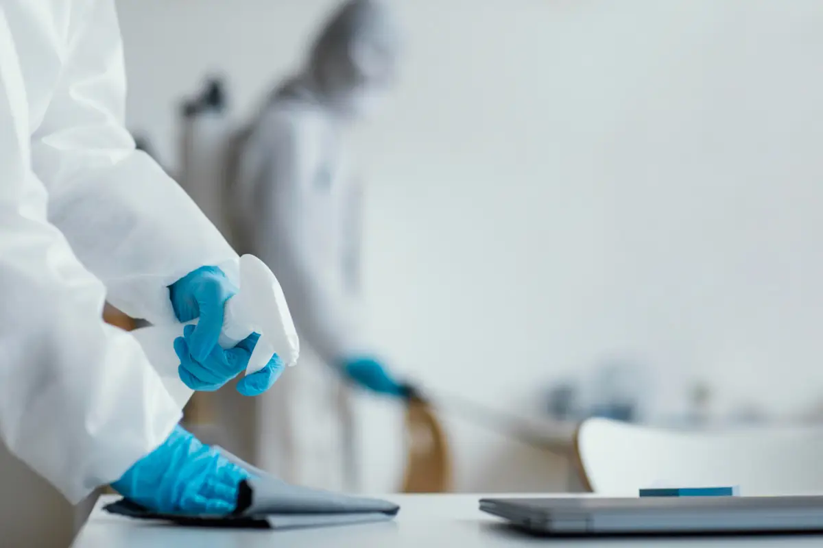 Hai sempre paura dei germi e pulisci ossessivamente? Potresti soffrire di questa fobia