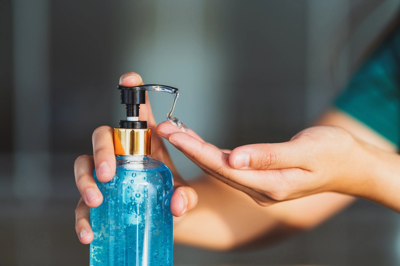 Odi la sensazione di bruciore del disinfettante? Ecco quale scegliere per evitare il dolore