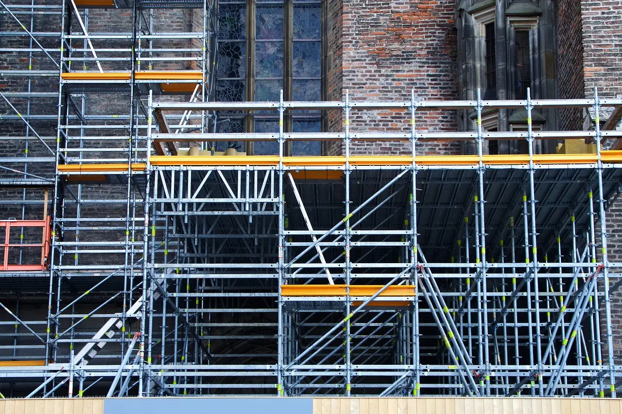 Come pulire lo sporco ostinato del cantiere? ecco il metodo professionale