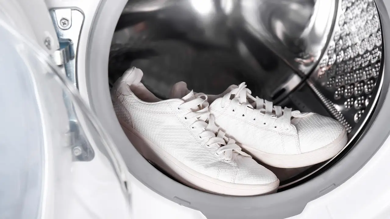 Hai lavato le scarpe in lavatrice? Non fare questo errore comune o le rovinerai