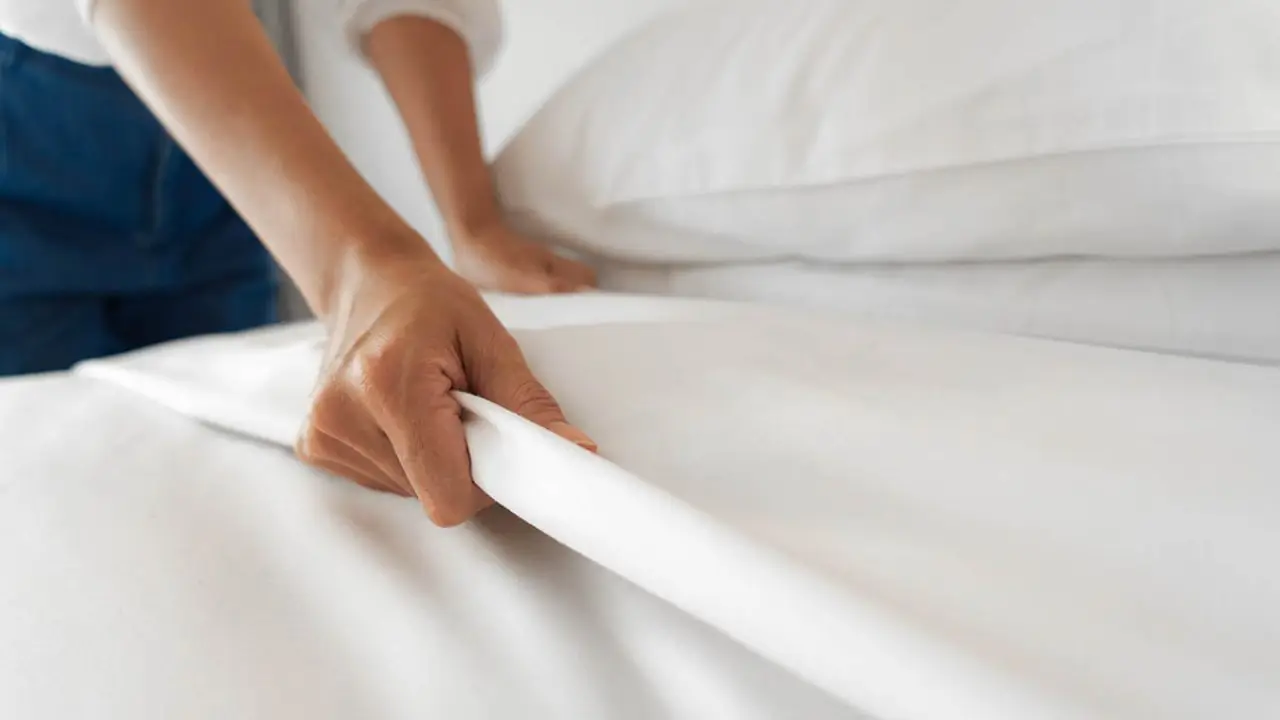 Il tempo sorprendente che passa il personale delle pulizie in una stanza d’albergo