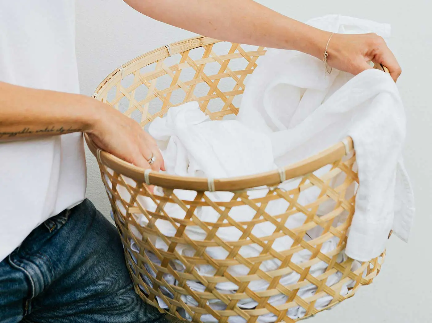 Il metodo naturale per sbiancare il bucato che è più potente della candeggina