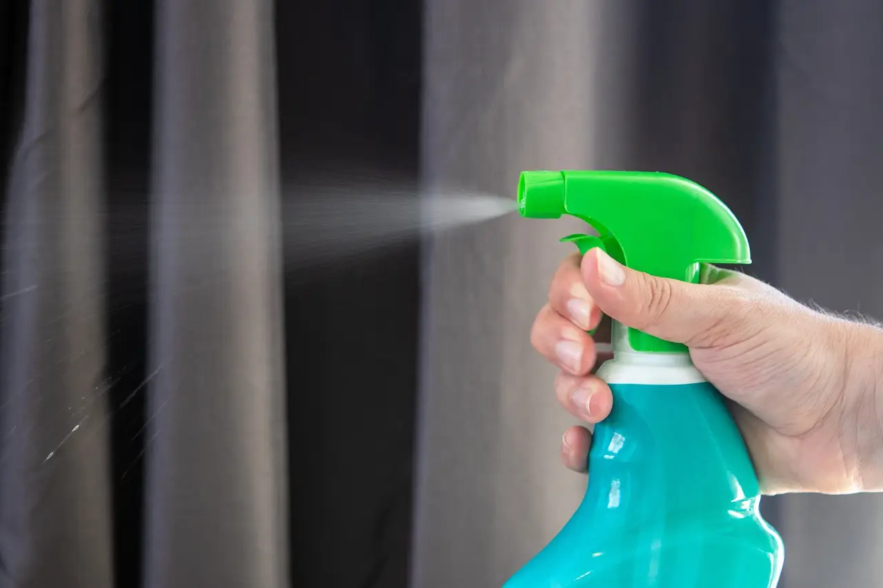 Usi ancora l’igienizzante in casa? Ecco perché non serve a nulla e cosa disinfetta davvero