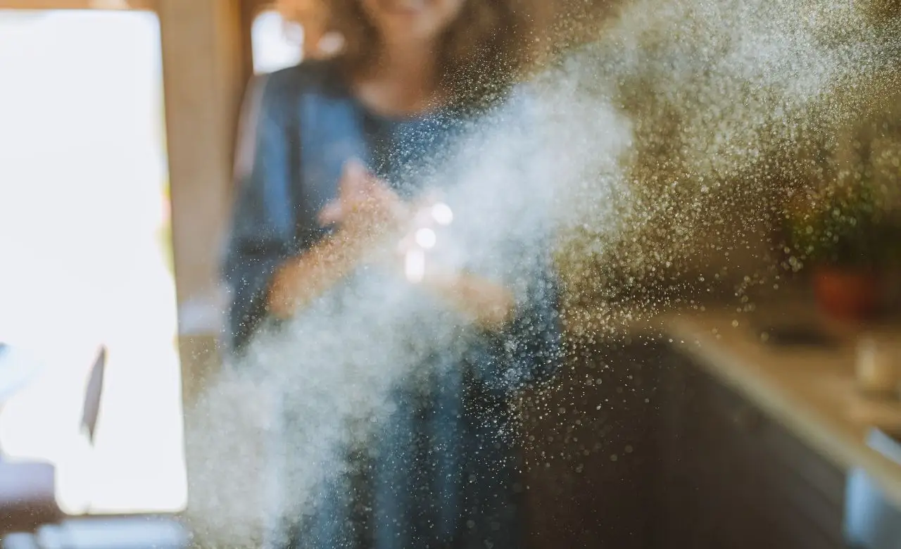 Il trucco geniale per togliere la polvere dai muri senza lasciare aloni e senza fatica