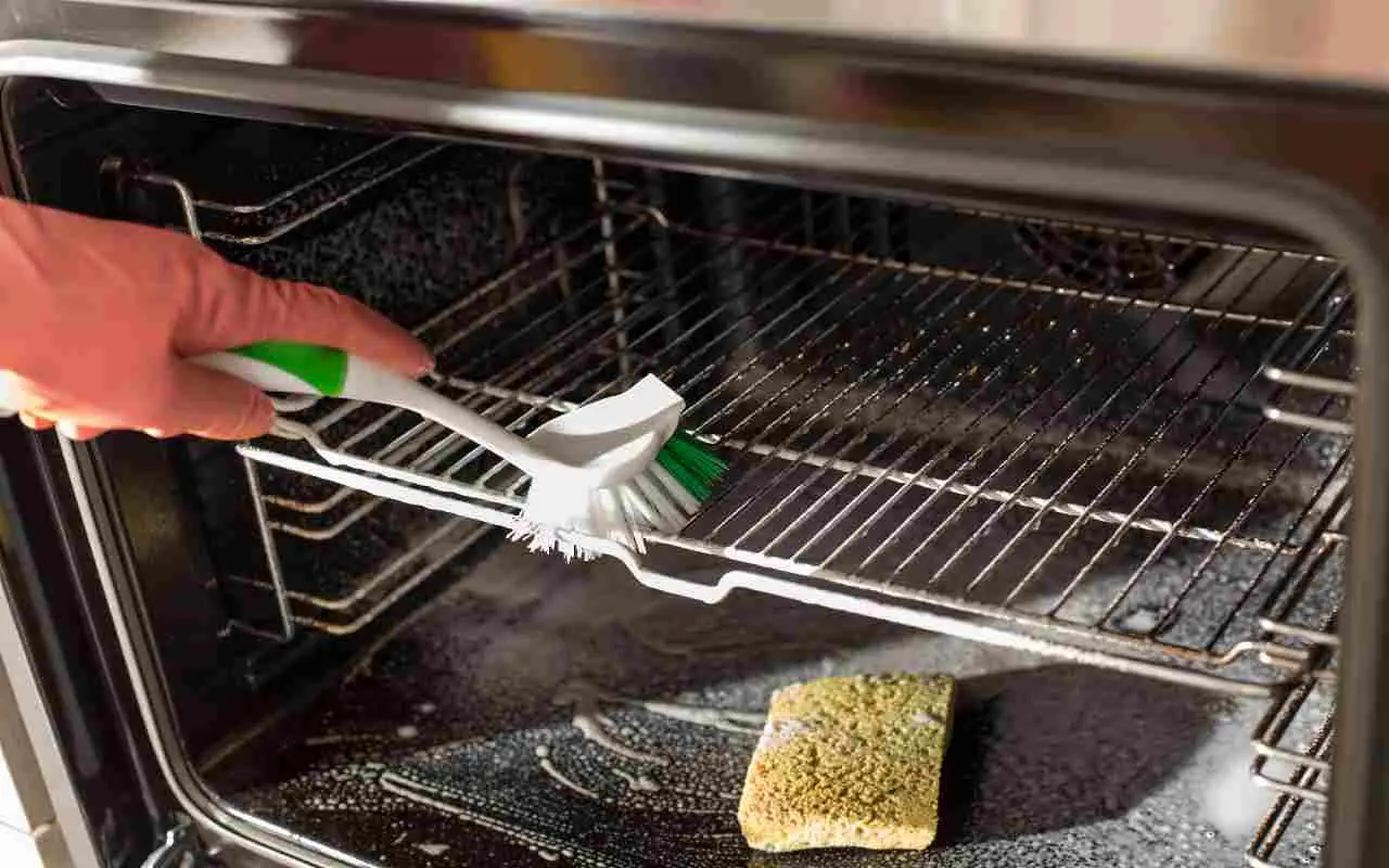 Ecco come pulire il forno dalle incrostazioni senza fatica