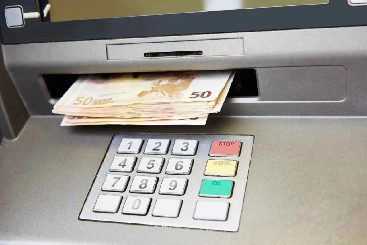 Il metodo più rapido per versare contanti sul tuo conto bancario senza fare la fila